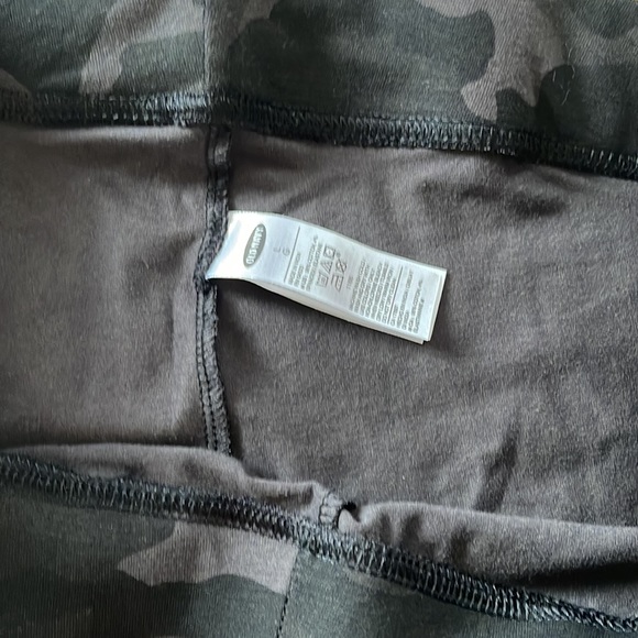 High-Waisted Cropped Legging Black Camo - Picture 3 of 4